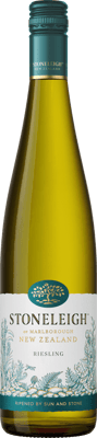 En glasflaska med Stoneleigh Riesling 2020, ett vitt vin från Marlborough i Nya Zeeland