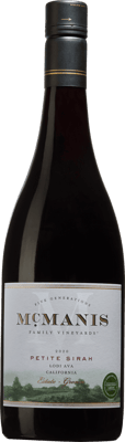 En glasflaska med McManis Petite Sirah, ett rött vin från Kalifornien i USA