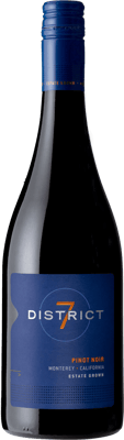 En lättare glasflaska med District 7 Pinot Noir 2020, ett rött vin från Kalifornien i USA