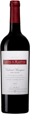 En glasflaska med Louis M Martini Napa Valley Cabernet Sauvignon 2017, ett rött vin från Kalifornien i USA