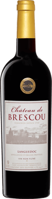 En glasflaska med Chateau de Brescou Rouge 2015, ett rött vin från Languedoc-Roussillon i Frankrike