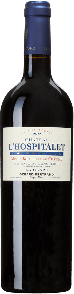En glasflaska med Gérard Bertrand Château L’Hospitalet La Réserve Rouge 2021, ett rött vin från Languedoc-Roussillon i Frankrike