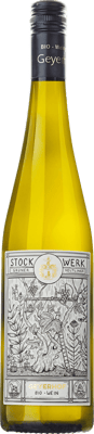 En glasflaska med Geyerhof Stockwerk Grüner veltliner, ett vitt vin från Niederösterreich i Österrike