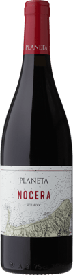 En glasflaska med Planeta Nocera 2017, ett rött vin från Sicilien i Italien