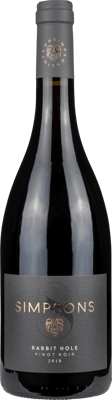 En glasflaska med Simpsons Rabbit Hole Pinot Noir, ett rött vin från England i Storbritannien