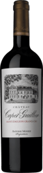 En glasflaska med Château Capet-Guillier 2018, ett rött vin från Bordeaux i Frankrike