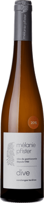 En glasflaska med Ljuvlig nektar med blommighet, honung, kanderad citrus och lite nötighet , ett vitt vin från Alsace i Frankrike