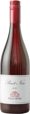 En lättare glasflaska med Villa Wolf Pinot Noir, ett rött vin från Pfalz i Tyskland