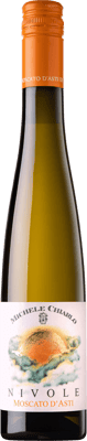En glasflaska med Nivole Moscato d'Asti, ett vitt vin från Piemonte i Italien
