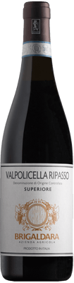 En lättare glasflaska med Brigaldara Ripasso Superiore 2018, ett rött vin från Venetien i Italien