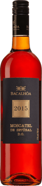 En flaska med Bacalhoa Moscatel de Setúbal 2019, ett starkvin från Península de Setúbal i Portugal