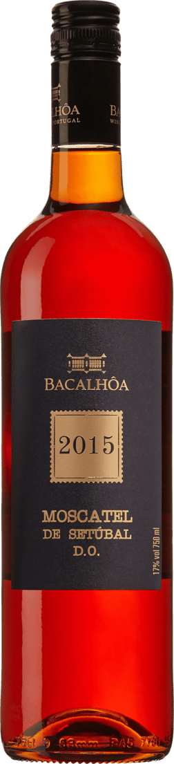 En glasflaska med Bacalhoa Moscatel de Setúbal 2019, ett starkvin från Península de Setúbal i Portugal