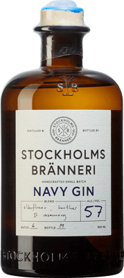 En glasflaska med Stockholms Bränneri Navy Gin, ett gin & Genever från Stockholms län i Sverige