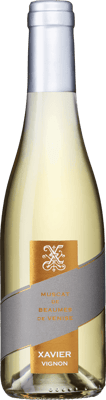 En glasflaska med Mångsidigt fruktigt sött vin , ett vitt vin från Rhonedalen i Frankrike