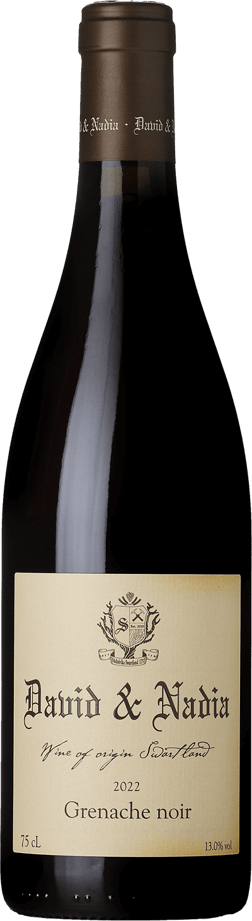 En glasflaska med David & Nadia Grenache Noir 2022, ett rött vin från Western Cape i Sydafrika