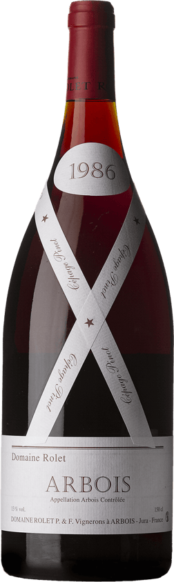 En glasflaska med Domaine Rolet Arbois Pinot Noir 1986, ett rött vin från Jura i Frankrike