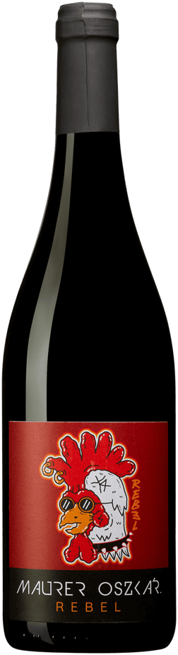 En glasflaska med Oszkár Maurer Rebel 2020, ett rött vin från Serbien