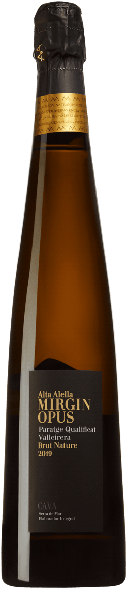 En glasflaska med Alta Alella Mirgin Opus 2019, ett mousserande från Cava i Spanien