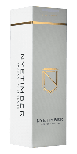 En glasflaska med Nyetimber Blanc de Blancs 2015, ett mousserande från Storbritannien
