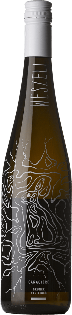 En glasflaska med Weszeli Caractère Grüner Veltliner 2022, ett vitt vin från Niederösterreich i Österrike