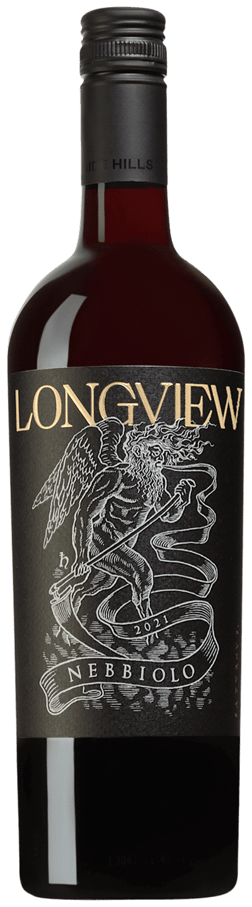 En glasflaska med Longview Saturnus Nebbiolo 2021, ett rött vin från South Australia i Australien