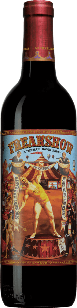 En glasflaska med Freakshow Cabernet Sauvignon 2021, ett rött vin från Kalifornien i USA