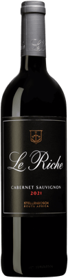 En glasflaska med Le Riche Cabernet Sauvignon, ett rött vin från Western Cape i Sydafrika