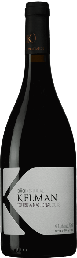 En glasflaska med Kelman Touriga Nacional 2020, ett rött vin från Dão i Portugal