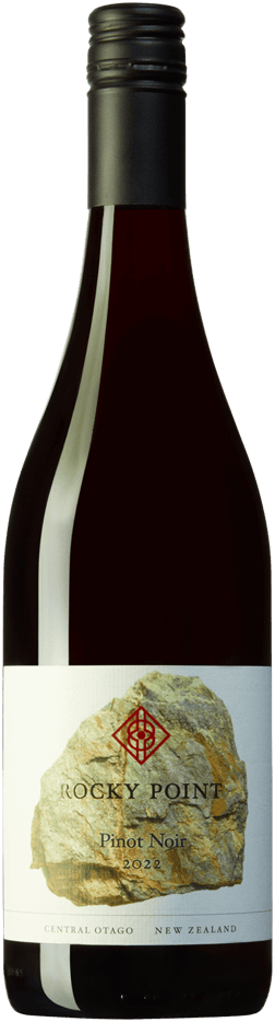 En glasflaska med Prophet's Rock Rocky Point Pinot Noir 2022, ett rött vin från Central Otago i Nya Zeeland