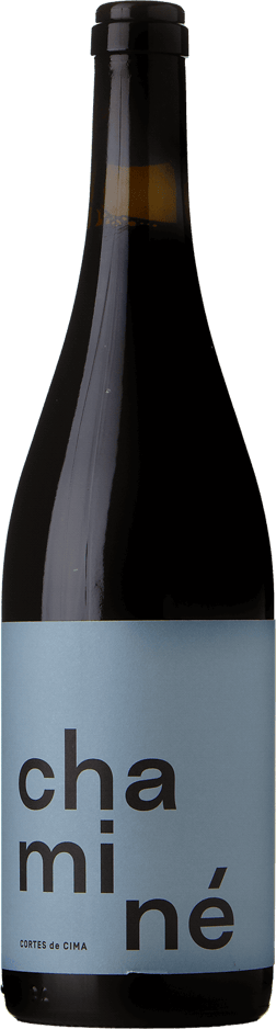 En flaska med Cortes de Cima Chaminé Tinto 2020, ett rött vin från Alentejo i Portugal