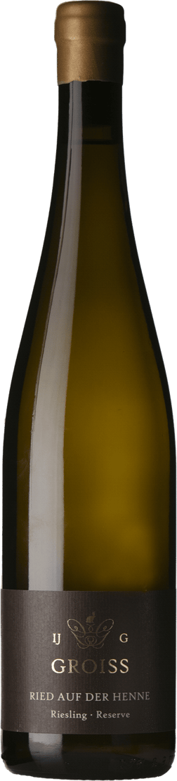 En glasflaska med Ingrid Groiss Ried Auf der Henne Riesling 2022, ett vitt vin från Niederösterreich i Österrike