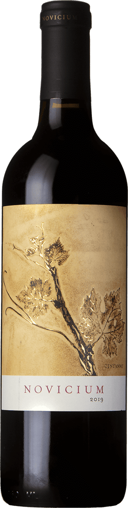 En glasflaska med Continuum Estate Novicium 2019, ett rött vin från Kalifornien i USA