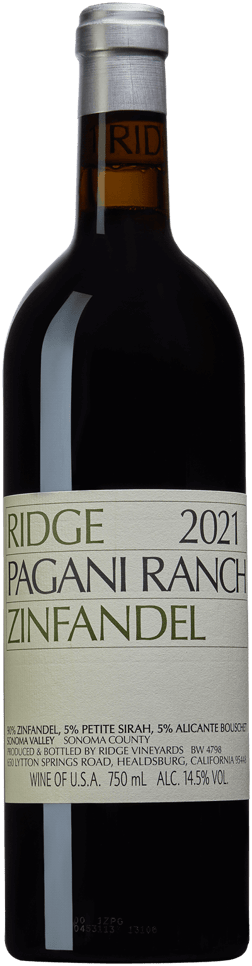 En glasflaska med Ridge Pagani Ranch Zinfandel 2021, ett rött vin från Kalifornien i USA