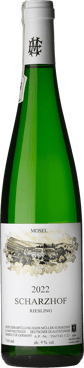 En flaska med Egon Müller Scharzhof QbA Riesling 2022, ett vitt vin från Mosel i Tyskland