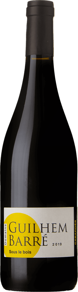 En glasflaska med Guilhem Barré Sous le bois 2019, ett rött vin från Languedoc-Roussillon i Frankrike