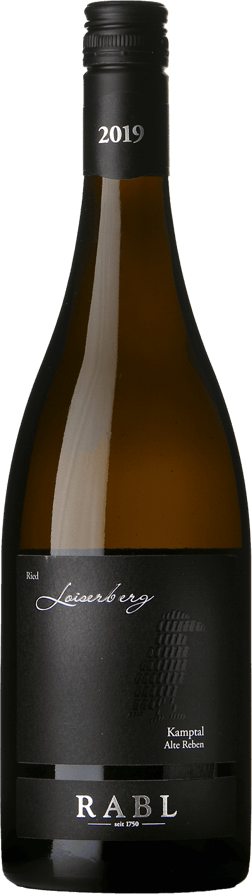 En glasflaska med Rabl Grüner Veltliner Loiserberg Alte Reben, 2019, ett vitt vin från Niederösterreich i Österrike
