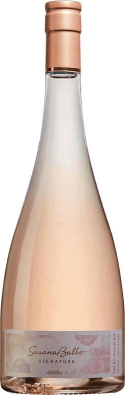 En glasflaska med Susana Balbo Signature Rosé 2023, ett rosévin från Cuyo i Argentina