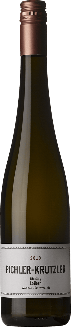 En glasflaska med Pichler-Krutzler Riesling Loiben 2019, ett vitt vin från Niederösterreich i Österrike