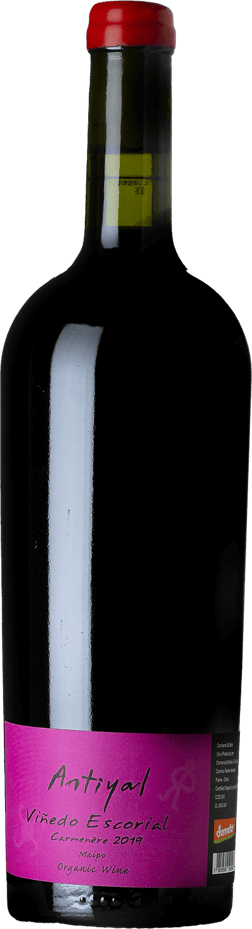 En glasflaska med Antiyal Carmenère Viñedo Escorial 2019, ett rött vin från Chile
