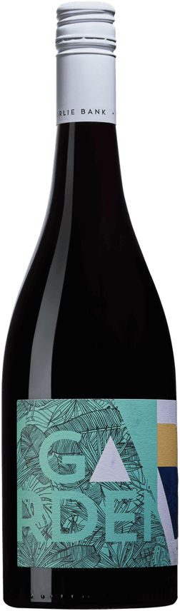 En glasflaska med Punt Road Wines Airlie Bank Garden Red 2022, ett rött vin från Victoria i Australien