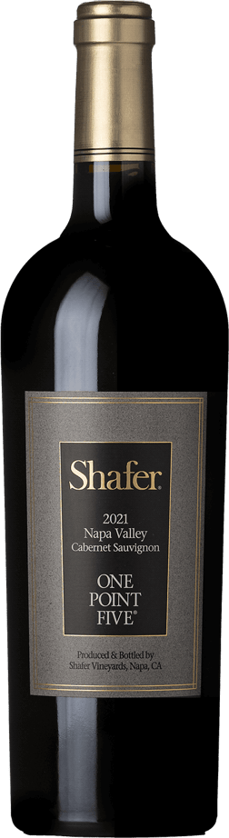 En glasflaska med Shafer Vineyards One Point Five 2021, ett rött vin från Kalifornien i USA