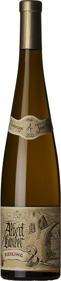 En glasflaska med Albert Boxler Riesling 2022, ett vitt vin från Alsace i Frankrike