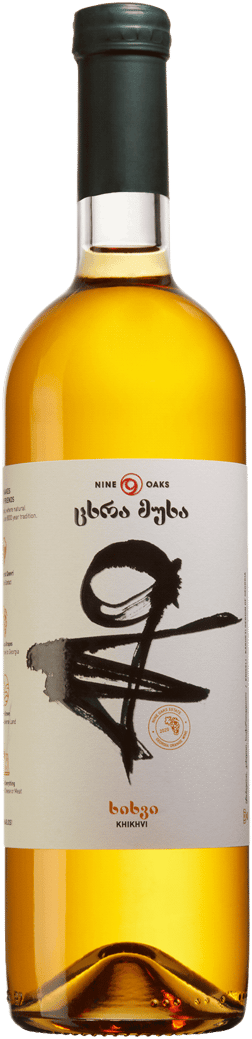 En glasflaska med Nine Oaks Khikhvi 2020, ett vitt vin från Kakheti Region i Georgien