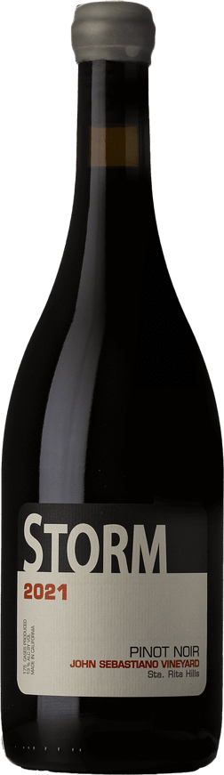 En glasflaska med Storm John Sebastiano Vineyard Pinot Noir 2021, ett rött vin från Kalifornien i USA
