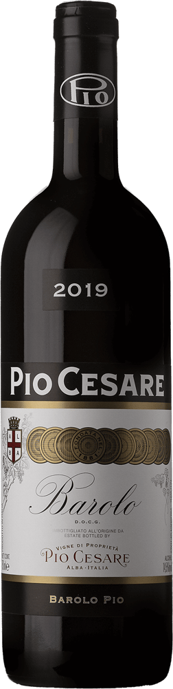 En glasflaska med Pio Cesare Barolo 2019, ett rött vin från Piemonte i Italien