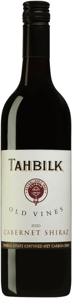 En glasflaska med Tahbilk Old Vines Cabernet Shiraz 2020, ett rött vin från Victoria i Australien