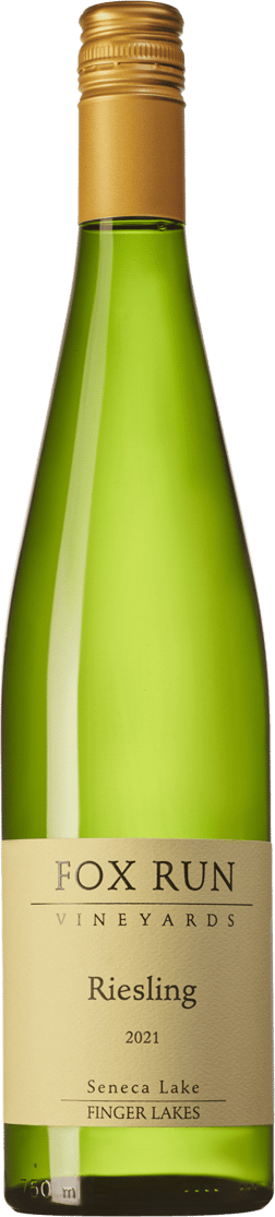 En glasflaska med Fox Run Riesling 2021, ett vitt vin från New York State i USA