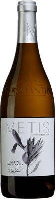 En glasflaska med Metis Sauvignon Blanc Klein Constantia, ett vitt vin från Western Cape i Sydafrika