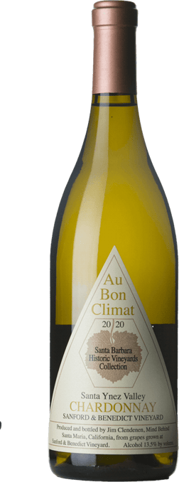 En glasflaska med Au Bon Climat Sanford & Benedict Chardonnay 2020, ett vitt vin från Kalifornien i USA