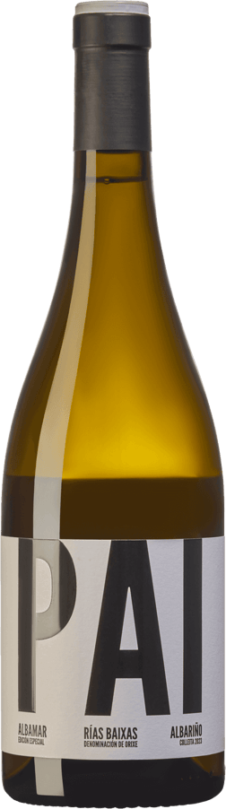 En glasflaska med Bodegas Albamar PAI 2023, ett vitt vin från Galicien i Spanien